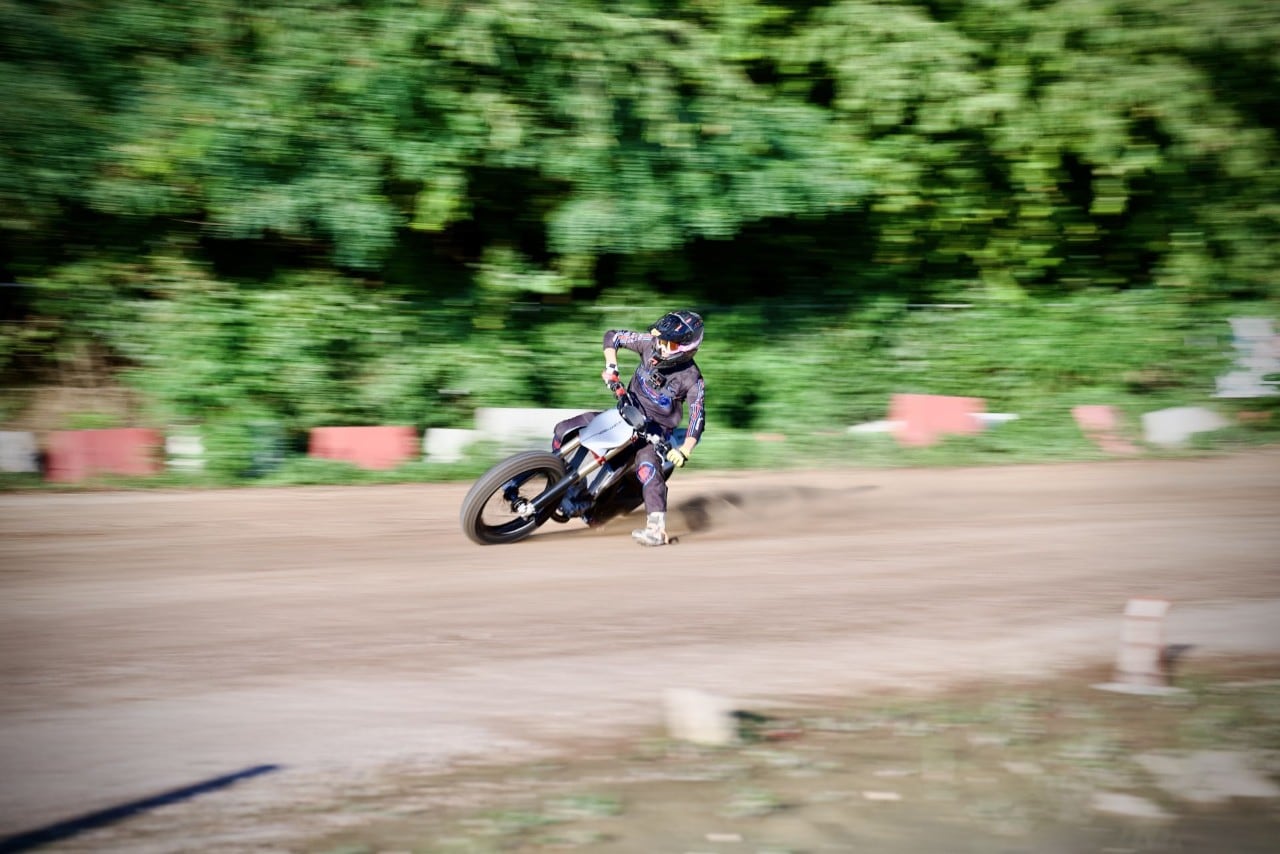 Come nasce una moto da corsa: da una Honda di serie al mondiale Flat Track. Episodio 4: i primi giri in pista!